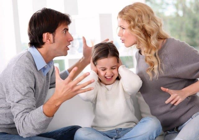 1. Không khí gia đình bắt đầu trở nên bất hòa, gia đình không còn đầm ấm. Phong thủy tốt nhất cho một gia đình là chung sống hòa thuận. Nếu một gia đình không thể sống hòa thuận, mọi người trong gia đình sẽ không cảm thấy hạnh phúc và vui vẻ.