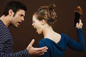 2. Trong gia đình có người bắt đầu bê tha, sa vào những thói hư tật xấu, ảnh hưởng đến hạnh phúc gia đình. Một gia đình hạnh phúc đòi hỏi cả nhà phải cùng nhau cố gắng, nỗ lực. Và chỉ cần sự hủy diệt của một người để biến một gia đình thành một nơi đau khổ. Nếu trong nhà có một người có tật xấu, làm việc không đàng hoàng, ngày ngày ăn nhiều, lười biếng, thì sớm muộn gia đình cũng sẽ bị người đó kéo xuống.