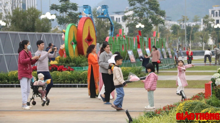 Người dân đua nhau đến check-in...