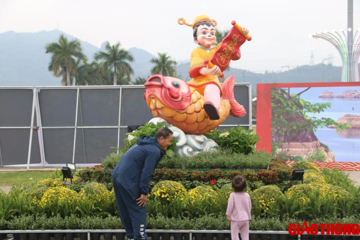 Các em nhỏ thích thú ngắm nhìn biểu tượng cá chép về trời.