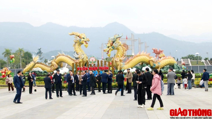 Tuy chưa chính thức khai trương, tuy nhiên, rất nhiều người đã đổ về Quảng trường Hoà Bình để tham quan và chụp ảnh lưu niệm.