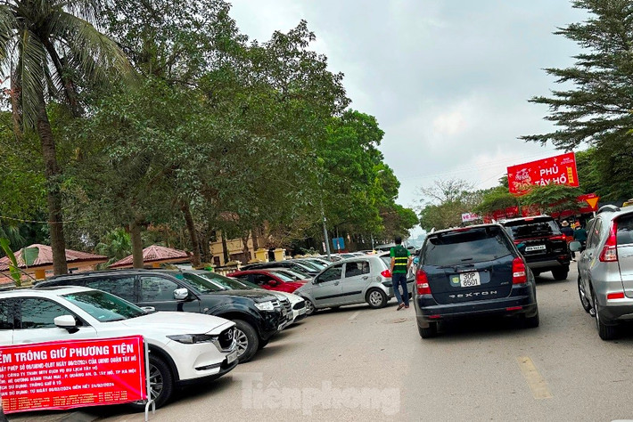 Những ngày qua người dân đến Phủ Tây Hồ từ hướng đường Đặng Thai Mai, phố Quảng An rất khó tiếp cận bãi xe chính của phủ (khu đất dự án giáp bờ hồ Tây) đang thu phí bằng công nghệ quét mã "QR" thu đúng giá