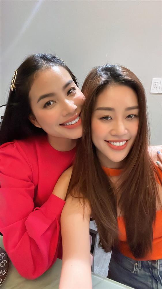 br/> Mới đây, Phạm Hương chia sẻ khoảnh khắc thân mật tụ họp cùng đàn em Hoa hậu hoàn vũ Khánh Vân. Cả hai tạo dáng nhí nhố trong cùng một khung hình. Hơn đàn em 4 tuổi và đã trải qua 2 lần sinh nở song Phạm Hương vẫn được khen ngợi trẻ trung, "ăn đứt" Khánh Vân.