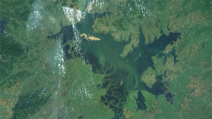 Hồ Bà Dương có chiều dài 173km, chiều rộng tối đa 74km và chu vi bờ lên tới 1.200km. Vào mùa mưa diện tích mặt hồ lên tới 4.000km2, còn vào mùa khô chỉ còn dưới 1.000km2.