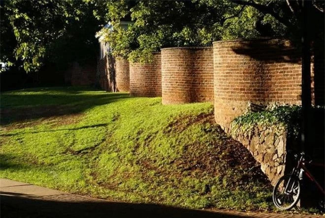 Thomas Jefferson, tổng thống thứ ba của Hoa Kỳ, đã đặc biệt giới thiệu bức tường sóng cho Đại học Virginia, biến mô hình sóng cong trở thành một trong những biểu tượng của trường!