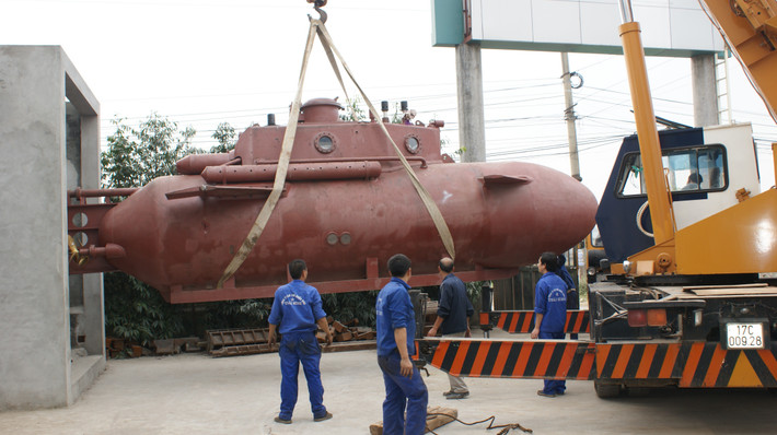 Để đưa tàu ngầm Trường Sa ra hồ thử nghiệm, công ty đã phải dùng cần cẩu 50 tấn để di chuyển tàu ngầm.