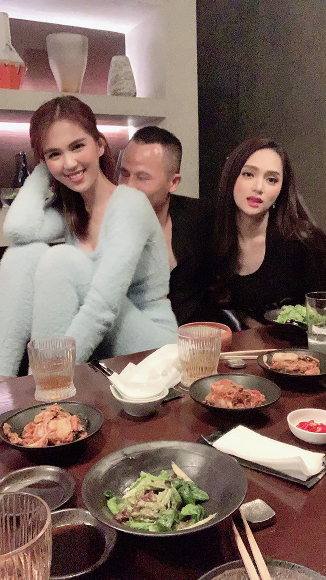 Thậm chí Ngọc Trinh còn vô tư ngồi trên đùi Khắc Tiệp và một nụ hôn sau gáy khiến người ngồi cạnh Hương Giang cũng ngại ngùng.