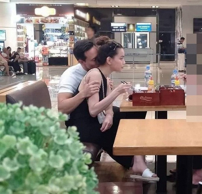 Đôi khi anh còn có những pha táo bạo, bất ngờ dành cho Hồ Ngọc Hà khi ngồi chờ ở sân bay.