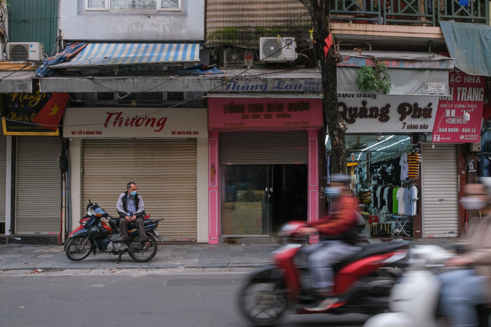 "Khoảng 70% hộ còn đang kinh doanh trên phố Hàng Đào là do họ không phải thuê mặt bằng. Dịch bệnh hoành hành nên lượng khách du lịch gần như không có, khách cũng không có nhu cầu mua nhiều quần áo", chủ cửa hàng Thắng Lan (Hàng Đào) chia sẻ.