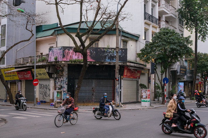 Phố phường Hà Nội những ngày này không chỉ vắng xe cộ và người đi lại mà còn xuất hiện cảnh rất nhiều cửa hàng kinh doanh đóng cửa. Hình ảnh tại ngã tư Hàng Bông - Lý Quốc Sư, chiều 4/3.