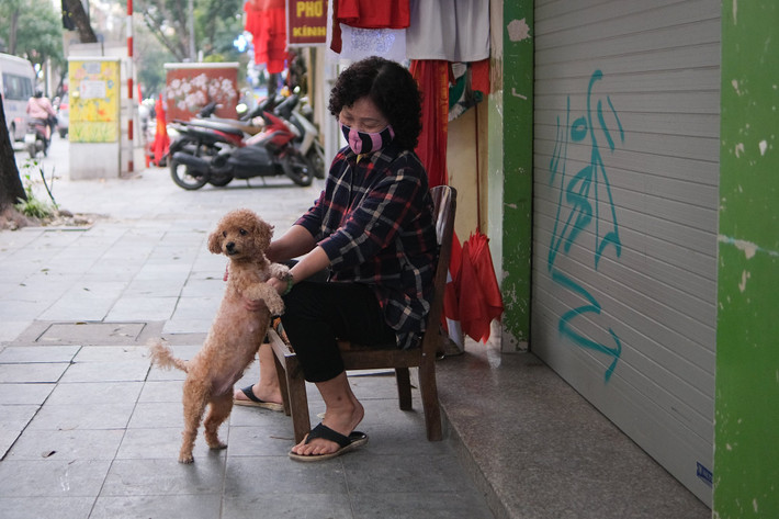 Bà Thúy (chủ hộ kinh doanh quần áo ở phố Hàng Bông) cho biết cả tuần nay không có khách mua, đường phố cũng vắng do ảnh hưởng của dịch bệnh. "Cửa hàng phở bên cạnh mới đóng cửa được mấy hôm do gia đình họ có người mất vì Covid-19", bà Thúy nói.