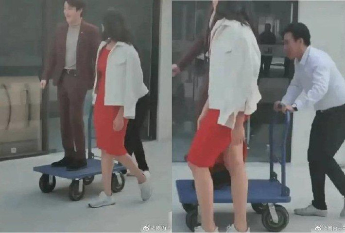 Mới đây, cư dân mạng xứ Trung không khỏi bật cười khi thấy hình ảnh nam diễn viên Henry Mark phải dùng xe đẩy khi đóng phim cùng bạn diễn. Được biết, bạn diễn nữ của anh là vận động viên bóng chuyền có chiều cao lên tới 1m91