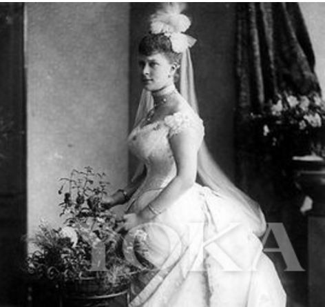 Năm 1893, công chúa Mary kết hôn với con trai của vua Edward VII. Chiếc váy cưới của cô được thiết kế cầu kì, tỉ mỉ với những phần thêu ren tuyệt đẹp.