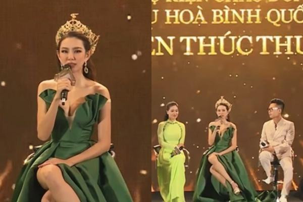 hi ngồi giao lưu với người hâm mộ, người đẹp nhận nhiều lời khen "có cánh" cho cách tạo dáng khéo léo, giúp tôn đôi chân dài. Dáng ngồi của Thùy Tiên tưởng dễ mà khó. Đây cũng là dáng ngồi chuẩn của giới "beauty queen", thường được dạy trong các “lò” luyện thi hoa hậu. Để có dáng ngồi đẹp mắt này, cần phải đặt chân nọ lên chân kia sao cho 2 chân song song, không tạo ra khoảng hở, cùng tạo với mặt đất 1 góc khoảng 45 độ.