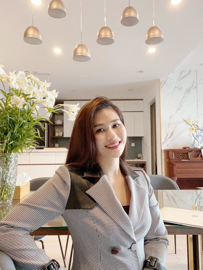 Mỗi khi đi chơi cùng bạn bè, MC Minh Trang thường chọn những bộ vest màu sắc trẻ trung, nổi bật. Cô cũng kết hợp với túi xách hàng hiệu yêu thích của mình sao cho phù hợp với mỗi set đồ.