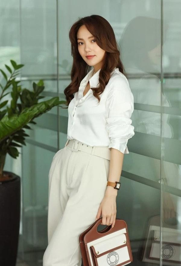 Thời gian gần đây, Minh Hằng có vẻ "bỏ bê" sự nghiệp ca hát mà chuyên tâm hơn với việc đóng phim. Sau một dự án điện ảnh liên tục bị dời lịch công chiếu vì dịch COVID-19, Minh Hằng tiếp tục chiếm sóng màn ảnh nhỏ với bộ phim remake Mẹ Ác Ma, Cha Thiên Sứ. Với vai diễn "gái một con", tạo hình của nữ ca sĩ gắn với mái tóc dài cùng phong cách vô cùng thanh lịch. Đáng lẽ, Minh Hằng có thể là ứng cử viên nặng ký là nữ chính có thời trang đẹp nhất nhì trên phim truyền hình trong giai đoạn đầu năm 2022 cho đến khi khán giả thấy...nửa thân dưới.