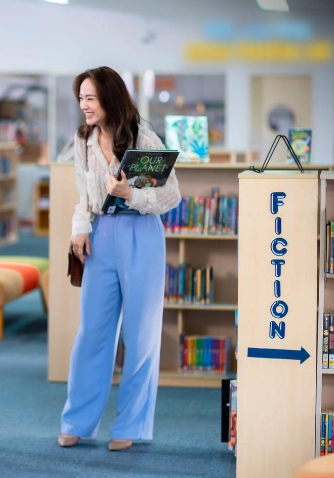 Bé Heo" chọn những chiếc quần quá rộng trong khi phần áo đã thả rũ xuống nên trông cô lùn đi trông thấy.
