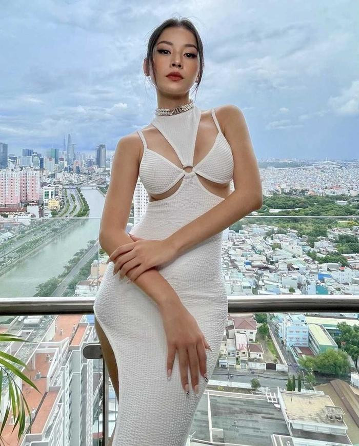 Trong thời gian giãn cách xã hội, Chi Pu vẫn không ngừng khoe dáng trong những thiết kế cắt xẻ táo bạo. Giọng ca "Anh Ơi Ở Lại" diện chiếc váy xẻ cao có kết cấu độc đáo với phần phối hợp chi tiết hai dây đi kèm những đường cắt sắc nét tôn ngực đầy.