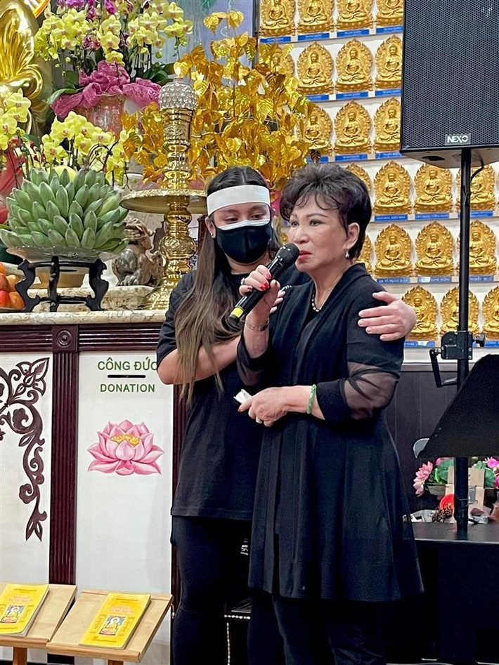 ẹ đẻ Trizzie Phương Trinh trong lễ 100 ngày của con gái nuôi Phi Nhung.