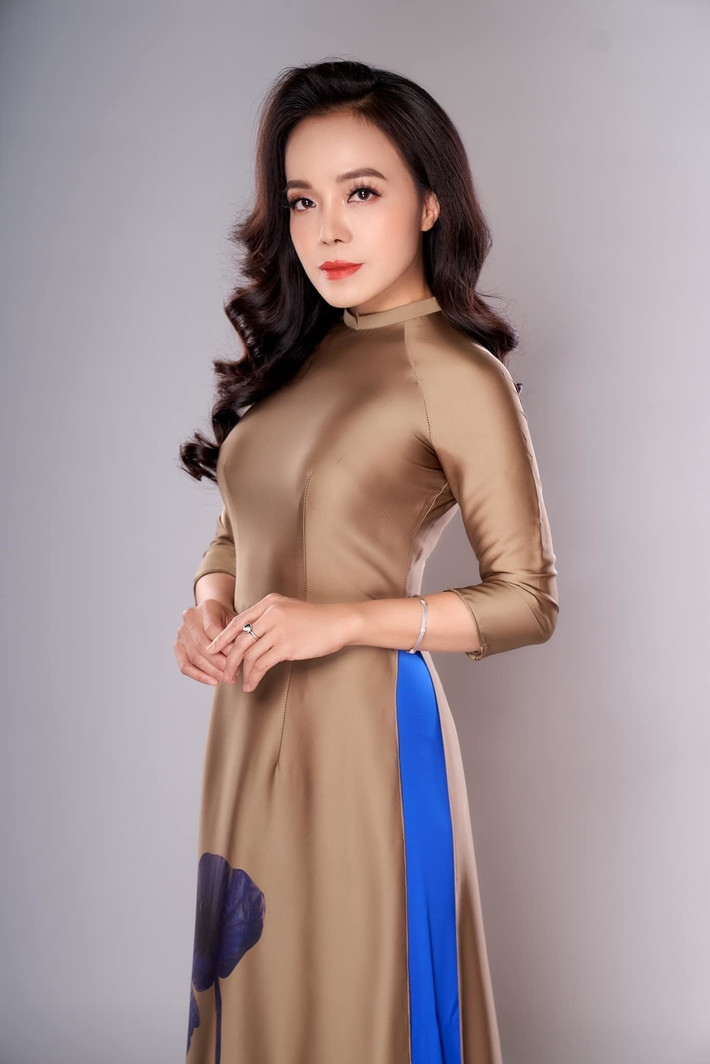 Ca sĩ Lan Anh đăng ảnh xinh đẹp kèm chia sẻ: ''Em là gái Việt quê ta/Áo dài em khoác mẹ cha hài lòng…''.