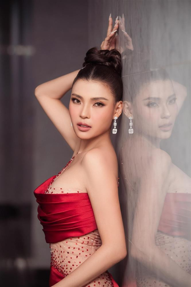 br/> Mới đây, Thúy Diễm vừa bay ra Hà Nội để tham dự buổi lễ trao giải Ấn tượng VTV 2021. Trong tiết trời khá lạnh của thủ đô, nữ diễn viên chọn trang phục bạo vô cùng với những khoảng voan xuyên thấu chạy dọc phần eo tuy nhiên, sự chú ý của khán giả lại va cả vào vòng 2 căng tròn. Thúy Diễm vào Top 5 Gương mặt diễn viên truyền hình được yêu thích nhất của VTV Awards 2021 với vai Nhớ trong phim "Cát Đỏ"