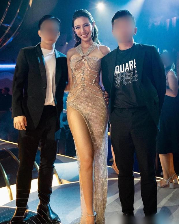 uy nhiên, dường như sự cẩn thận của Hoa hậu Thùy Tiên và lớp lót vải nude là chưa đủ. Dưới "hung thần" mang tên đèn flash, nội y của Thùy Tiên điểm danh rõ mặt.