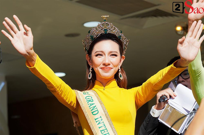 hùy Tiên cười rạng rỡ, vẫy chào những người có mặt tại nơi đây.