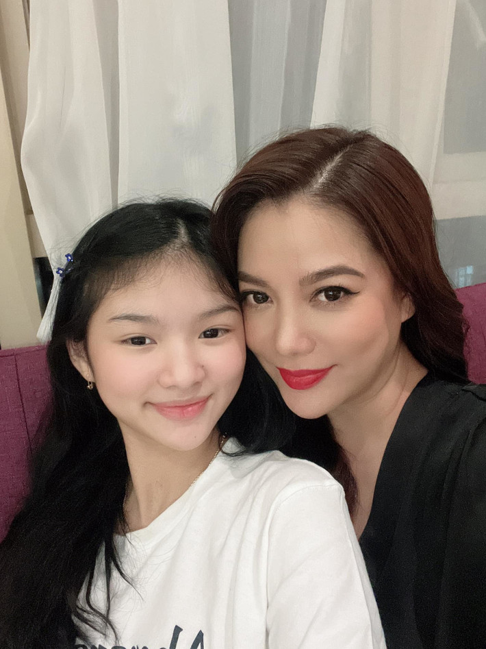 Trương Ngọc Ánh chú thích: "6 tháng rồi mới được ôm chị ấy" cùng loạt ảnh thân thiết bên con gái Bảo Tiên.