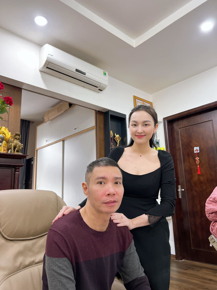 Công Lý chụp hình với người quen.