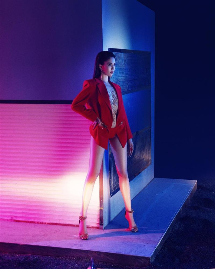 ữ hoàng nội y bỏ luôn áo lót, thả rông vòng 1 mặc blazer với quần chip đỏ rực.