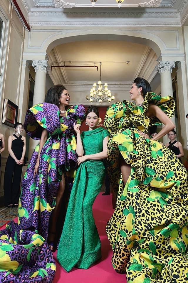 Đây không phải lần đầu tiên Hòa Minzy bị dàn chân dài "dìm hàng" khi đọ dáng. Sở hữu chiều cao khá khiêm tốn 1m55, không khó hiểu khi nữ ca sĩ thường xuyên hóa "nấm lùn" khi chung khung hình với dàn model, hoa hậu.