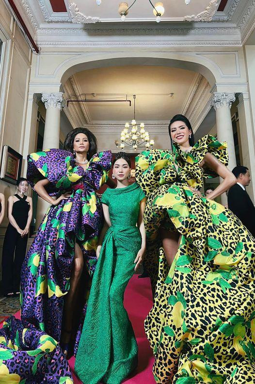 br/> Mới đây, Hòa Minzy đăng tải hình ảnh gây chú ý trên trang cá nhân. Trong ảnh, giọng ca 9X đọ dáng 2 chân dài đình đám Vbiz - H'Hen Niê và Minh Tú. Trong ảnh, dù đã "ăn gian" bằng đôi guốc hơn 20 phân song Hòa Minzy vẫn không thể thoát cảnh "đứng kẹp nách" 2 chân dài. Nữ ca sĩ hóm hỉnh viết: "Mỗi năm một lần, tôi lại đầu sánh nách cùng các hoa hậu. Năng lượng tự tin này xin gửi tới các bạn dưới m6 như tôi".