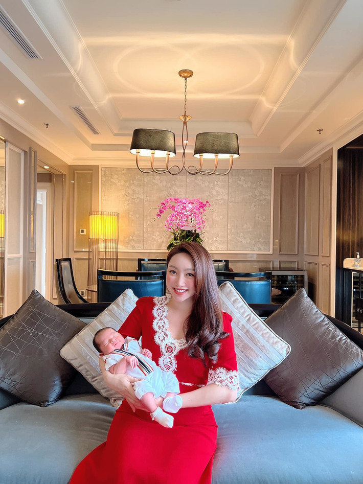 Vợ Chi Bảo - người đẹp Lý Thùy Chang bỡ ngỡ lần đầu làm mẹ.