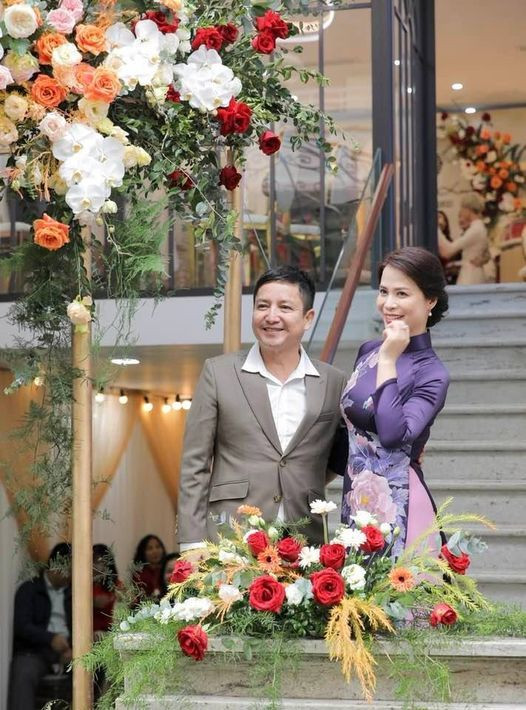 Nghệ sĩ Chí Trung đăng ảnh bên bạn gái kém tuổi và gửi chúc khán giả một năm mới có nhiều niềm vui đặc biệt vì đón Tết Tây năm nay quá khác biệt!