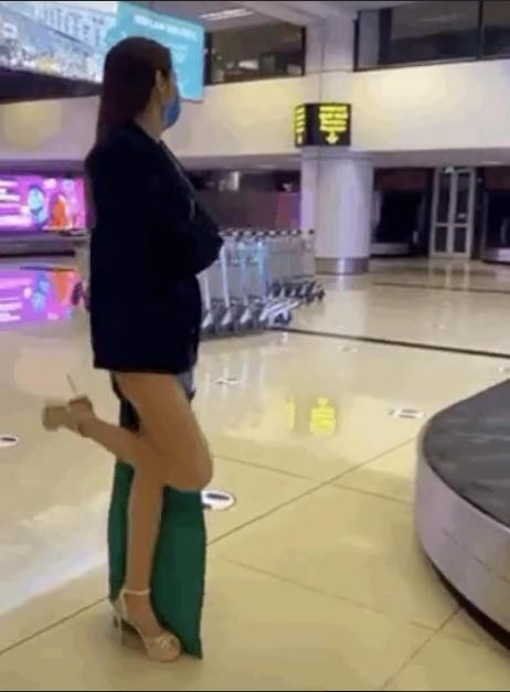 au chuỗi ngày hoạt động tích cực ở Thái Lan, Thùy Tiên cũng đã có mặt ở Việt Nam. Xuất hiện ở Hà Nội, Tân hoa hậu hòa bình thế giới 2021 bị bắt gặp khoảnh khắc dễ khiến nhiều người hiểu lầm. Cụ thể, Hoa hậu diện chiếc đầm xẻ cao tít tắp, khoác kèm blazer vì thời tiết khá lạnh nhưng nếu chỉ nhìn thoáng qua thì phần dưới dường như trống trơn như thể không quần.