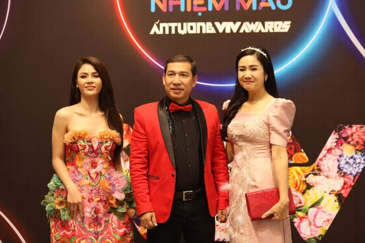 Đáng lẽ VTV Awards 2021 sẽ diễn ra vào đầu tháng 9/2021 nhưng cuối cùng phải hoãn lại tới tối 1/1/2022. NSƯT Quang Thắng cùng Lương Thu Trang, NSND Thu Hà đến khá sớm. Cả Lương Thu Trang, NSND Thu Hà đều được đề cử ở hạng mục Diễn viên nữ ấn tượng năm nay nhờ phim 'Hướng dương ngược nắng'.
