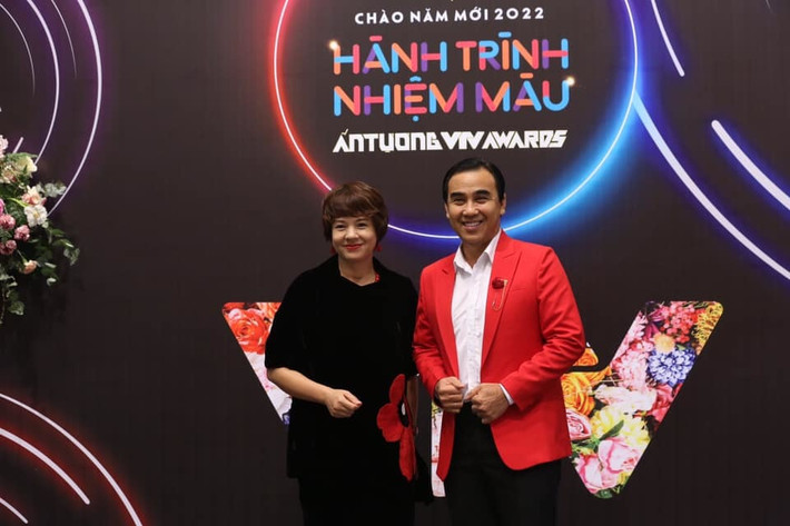 Nhà báo Diễm Quỳnh - Giám đốc VFC và MC Quyền Linh tại sự kiện lễ trao giải VTV Awards 2021.