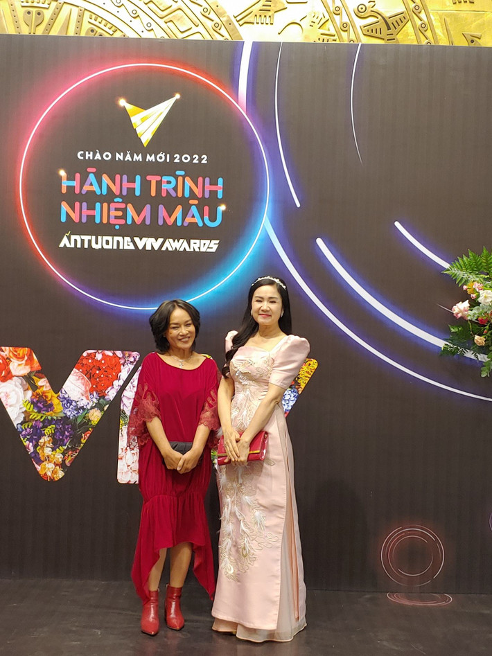 NSND Thu Hà và diễn viên Tú Oanh tại sự kiện. Năm qua nghệ sĩ Tú Oanh cũng như NSND Thu Hà đã trở lại màn ảnh sau nhiều năm vắng bóng với vai bà Bích trong 'Hương vị tình thân'.