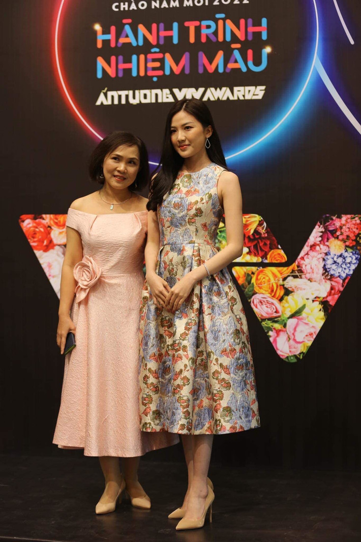 Anh Thơ cùng Lương Thanh cũng góp mặt tại lễ trao giải. Họ cùng dàn diễn viên '11 tháng 5 ngày' sẽ có một tiết mục đặc biệt.
