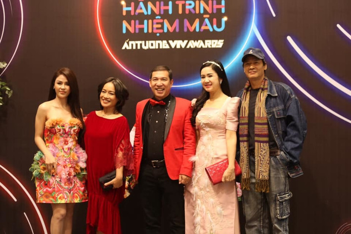 Dàn sao 'Hương vị tình thân' gặp diễn viên 'Hướng dương ngược nắng'.