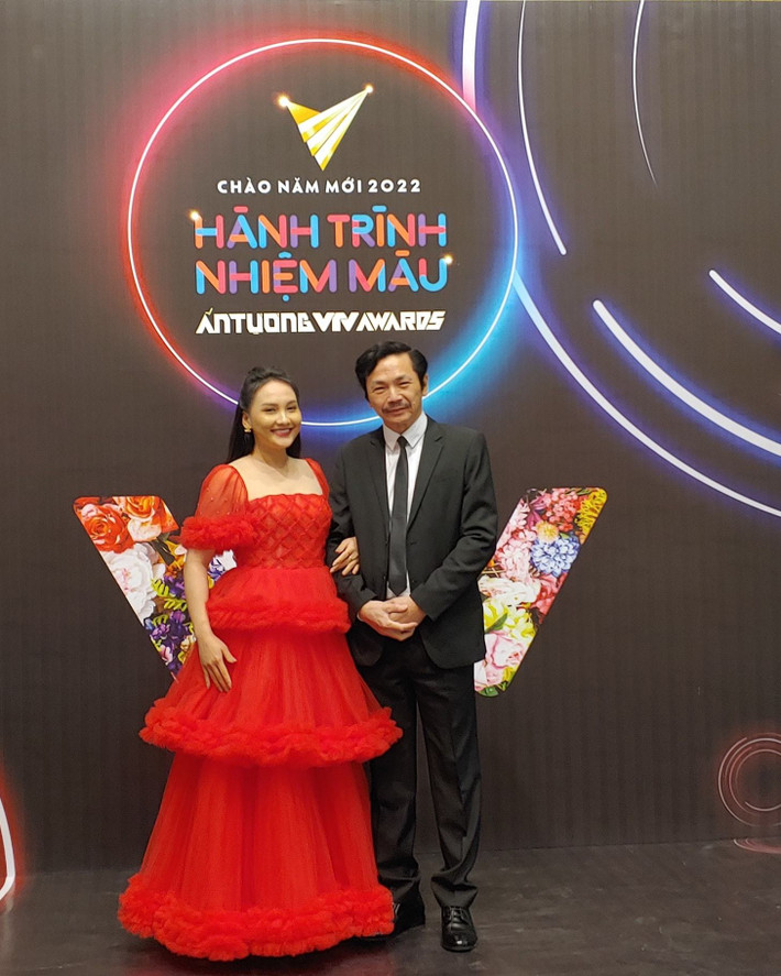 Bảo Thanh hội ngộ NSND Trung Anh của phim 'Về nhà đi con' trên thảm đỏ lễ trao giải VTV Awards 2021.
