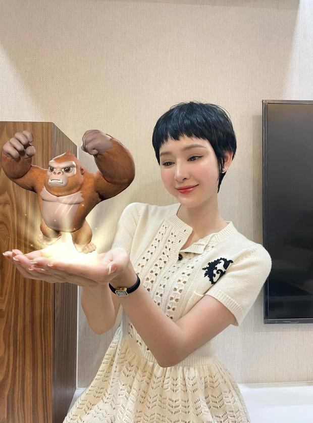 ương mặt cứng đơ, má căng phồng, cằm méo mó một cách bất thường, kém tự nhiên của Hiền Hồ khiến netizen quan ngại từ lâu.