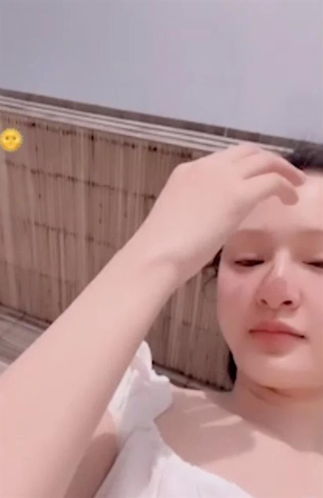 Trước đây, trong buổi trò chuyện Q&A với fans, ca sĩ Hiền Hồ cũng không ngại thừa nhận chuyện dao kéo. Cụ thể, cô chia sẻ mình có cậy nhờ thủ thuật tiêm filler để làm đầy gương mặt, tạo má baby, nâng cơ mí mắt và còn muốn nắn mặt... Đây được cho là lời lý giải những thắc mắc về gương mặt có phần khác lạ, đơ cứng của Hiền Hồ suốt thời gian qua.