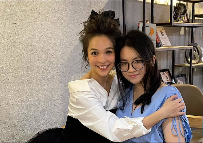 Lần hiếm hoi ca sĩ Hiền Thục chụp ảnh cùng con gái.