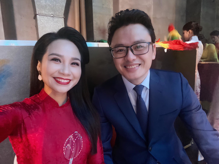 MC Hữu Bằng thân thiết bên MC Mỹ Lan.