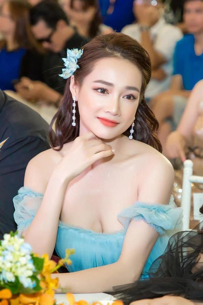 hã Phương khoe vòng 1 căng tràn với đầm công chúa cổ khoét sâu.