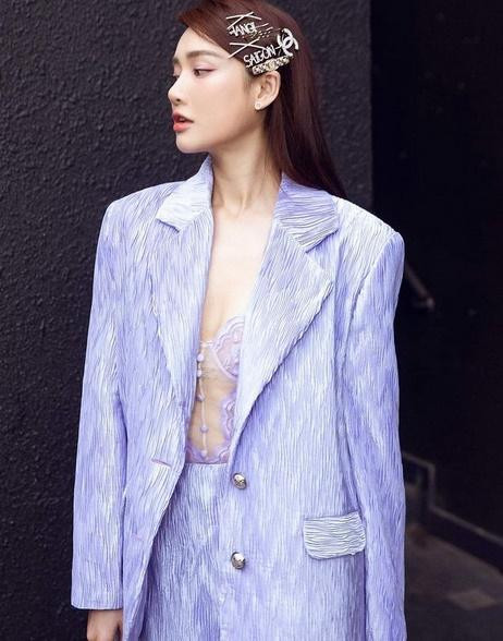 br/> Nhắc đến Nhã Phương là người hâm mộ nhớ ngay đến hình ảnh ngọc nữ với style nhẹ nhàng, kín đáo. Cô thường gắn bó với những thiết kế màu sắc tươi sáng, điển hình như sắc trắng tinh khôi. Kể từ khi theo chồng về dinh, Nhã Phương cũng ngày càng kín đáo hơn. Chính vì vậy mỗi khi hở bạo một chút thôi, bà xã Trường Giang đều gây chú ý. Mới đây, trong sự kiện ra mắt phim, nữ diễn viên diện bộ suit màu tím pastel chuẩn trendy. Đáng nói, người đẹp tự tin diện áo corset xuyên thấu bên trong chất liệu ren khoe da thịt lấp ló gợi cảm. Gương mặt Nhã Phương vẫn đầy đặn, visual xuất sắc chỉ có điều vòng 1 thì phẳng lì còn chân tay thì gầy guộc. Khuyết điểm đầu gối củ lạc cũng lộ rõ.