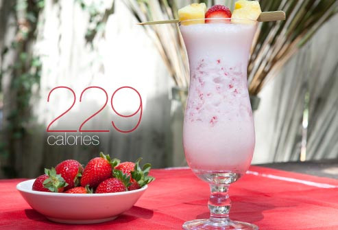Một ly Pina Colada có tơi 229kcalo đây là món đồ uống đặc trưng của vùng nhiệt đới với quả dừa, dâu tây tươi sữa và đá.