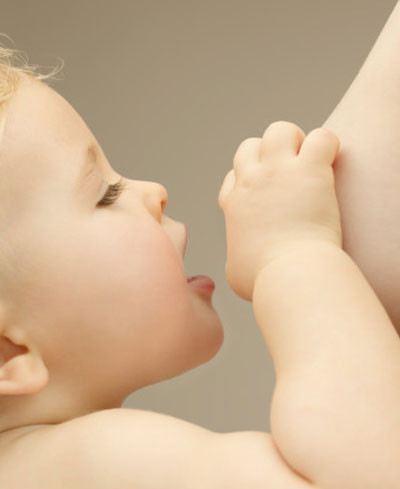 Với những bé được bú mẹ ngay từ khi lọt lòng, bé sẽ khó chấp nhận sữa có mùi, vị khác. Vì vậy, để bé có “thiện cảm” với bình sữa, giai đoạn đầu nên vắt sữa mẹ vào bình và tập cho bé bú. Sữa mẹ tạo cho bé cảm giác thân thuộc và dễ dàng bú mút. Khi bé đã thực sự quen bú bình bạn nên thay bằng sữa công thức.