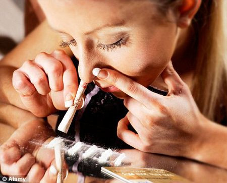 Tâm trạng thường lo lắng, bồn chồn, đôi khi nói nhiều, nói dối, hay có biểu hiện chống đối, cáu gắt.